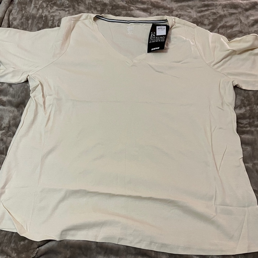 Avenue Buttercream V-Neck Short Sleeve Shirt size 30/32